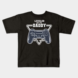 leveled up to daddy est 2021 Kids T-Shirt